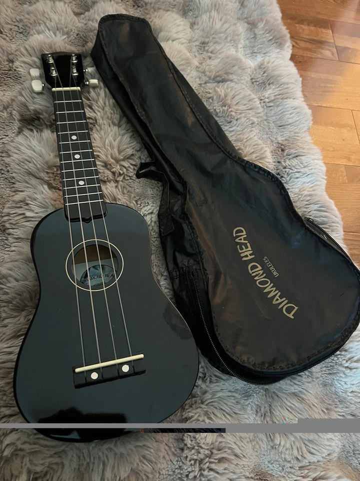 Ukelele soprano negro brillante con cabeza de diamante con bolsa - DU100 Foto 1 de 3