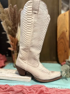 Ivory Distressed Snake Skin Snip Toe Boots w/heel, Full Grain Leather, Size 7.5  - Image 1 of 4