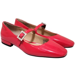 Saadet plano Mary Jane con hebilla de estrás para mujer On 34th talla EE. UU. 5M rojo charol sintético - Imagen 1 de 4