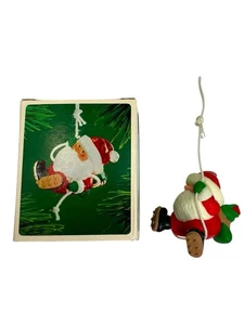 De colección-1983 Hallmark Keepsake ~ Santa Mountain Climber ~ QX4077-7 Macao - Imagen 1 de 6