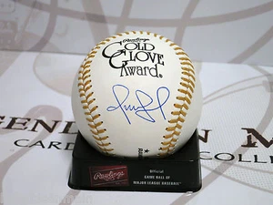 Omar Vizquel Cleveland Indians Signed Rawlings Gold Glove Baseball JSA (BSB383) - Picture 1 of 1