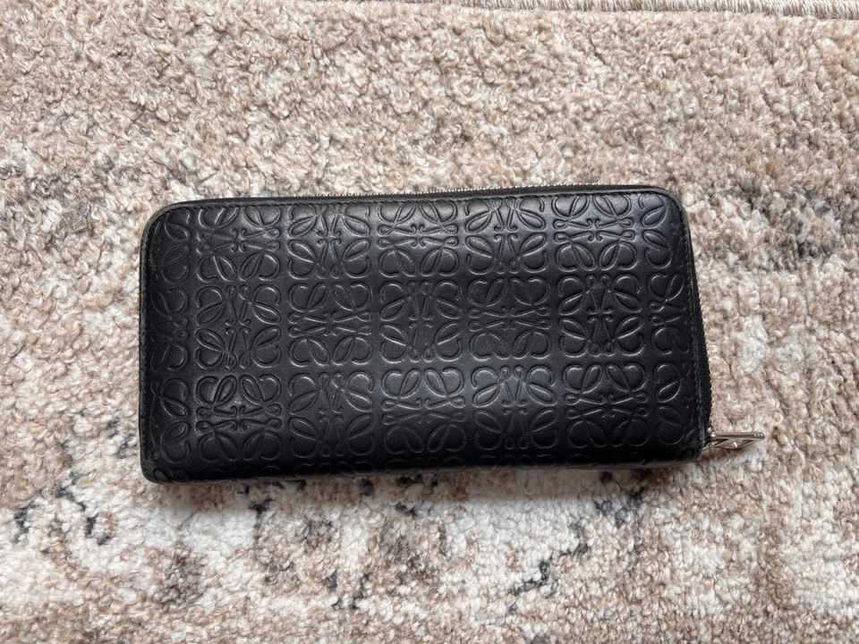 Cartera LOEWE Logo Anagrama Repetición Cremallera Larga Cuero Repujado Negra - RARA Foto 1 de 4
