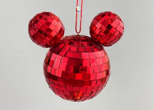 Disney Store Vidrio Rojo Espejado Disco Bola Mickey Orejas Icono Adorno de Navidad - Imagen 1 de 8