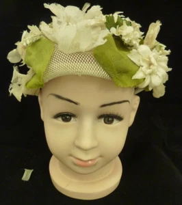 VINTAGE 1950-1960 PILL BOX HAT OPEN WEAVE WHITE FLOWERS GREEN LEAVES 6'' X 8'' - Picture 1 of 12