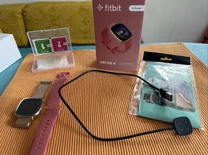 Fitbit Versa 4 40mm Aluminiumgehäuse-Copper Rose mit Silikonarmband in Pink Sand - Bild 1 von 6