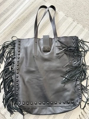 Bolso de hombro Loeffler Randall de cuero de becerro negro con flecos Foto 1 de 4