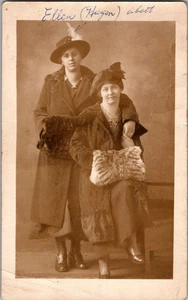 Cartolina antica RPPC due donne studio ritratto cappelli cappotti pelliccia manicotti Ki12 - Foto 1 di 2