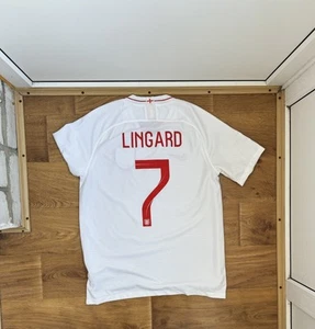 NIKE - SELECCIÓN NACIONAL DE INGLATERRA - JESSE LINGARD - CAMISETA DE FUTBOL 2018/2019 - GRANDE - Imagen 1 de 6