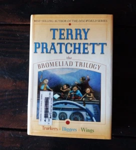 Terry Pratchett - The Bromeliad Trilogy - Truckers, Diggers, and Wings - Imagen 1 de 4