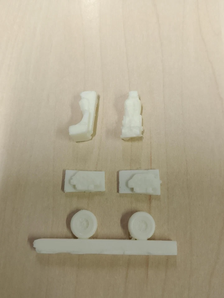 KIT IN RESINA PER FIAT G91 SCALA 1:72  2 SEDILI + 2 PANNELLI CRUSCOTTO +  RUOTE  - Immagine 1 di 1