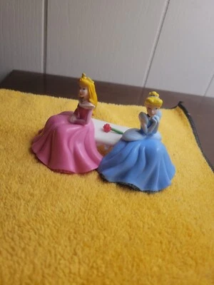 Disney Cenicienta PVC Decopac Princesa Aurora Rosa Sentada en Banco Figura Juguete Foto 1 de 3
