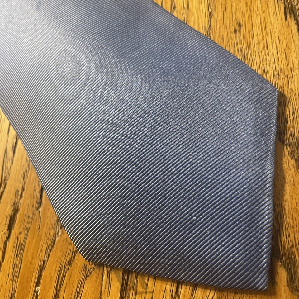 Gravata masculina de seda cetim com nervuras finas Tino Cosma em excelente estado usado feita na Itália - Imagem 1 de 4