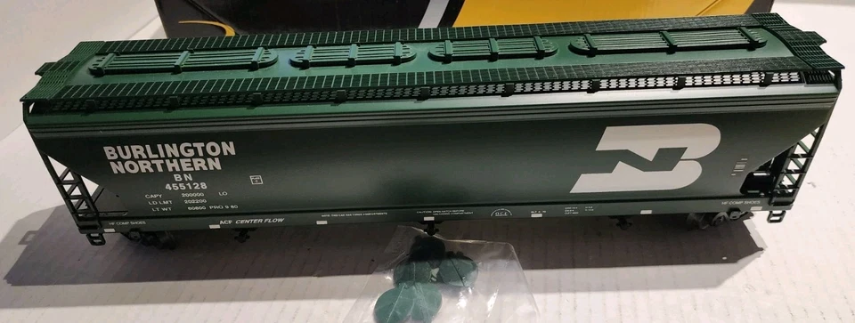 K Line Aluminum O Scale Extruded 3 Bay Center Flow Modern Hopper BN #455128 - Image 1 of 4