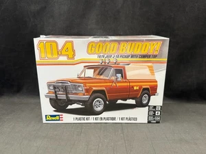 Revell 1979 Jeep J-10 Pickup mit Camper Top - 1:24 SC Plastik Modellbausatz 14568 - Bild 1 von 7