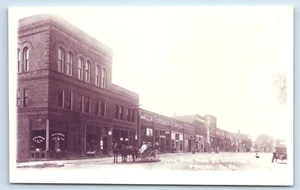 Foto repro escena callejera lado sur calle principal mirando hacia el oeste Pandora Iowa años 20 - Imagen 1 de 2