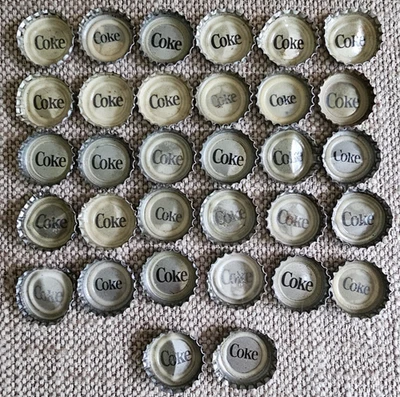 Lote de 32 tapas de botellas de Coca-Cola La tapa dice revestimiento de Coca Cola dice Coca-Cola usado Foto 1 de 2