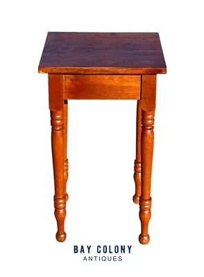 Antigua mesita de noche/mesita de noche Sheraton New England cerezo con pies de bola Foto 1 de 4