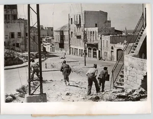 SOLDADOS ISRAELÍES evaden francotiradores palestinos en Town Street 1948 foto de prensa - Imagen 1 de 2