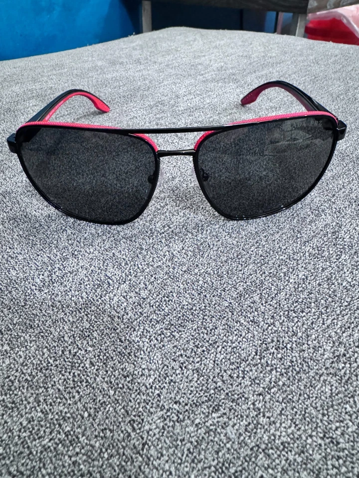 Gafas de sol Prada, montura negra con detalles rojos. Usado pero en perfecto estado Foto 1 de 4
