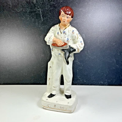 Estatua de cerámica antigua grande de Staffordshire figura niño 6 am brillando sus zapatos Foto 1 de 4