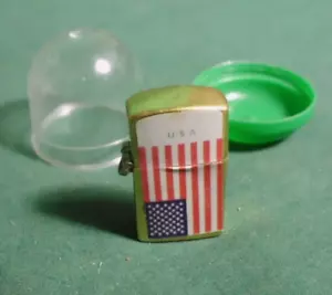 ACCENDINO BANDIERA FUNZIONANTE VINTAGE ANNI '70 NUOVO GUMBALL/VENDITA MINI VERO GIOCATTOLO - Foto 1 di 5