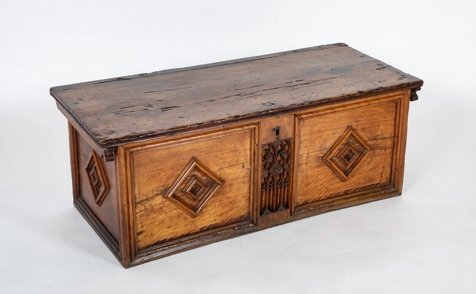 Cassona francesa de nogal tallada del siglo XVI con tracería gótica Foto 1 de 4