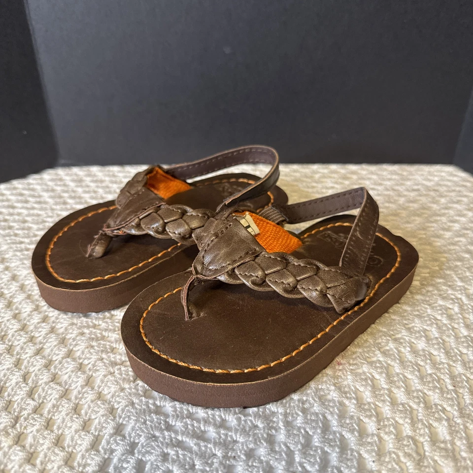 Sandalias trenzadas Osh Kosh B'gosh de cuero sintético para niños pequeños talla 6 usadas en excelente estado Foto 1 de 4