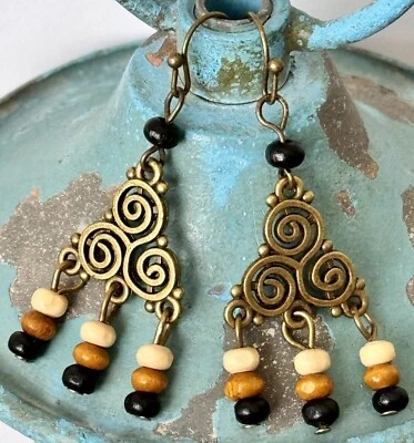 Brincos de lustre de bronze gravado com contas de madeira marfim, preto e marrom. - Imagem 1 de 3