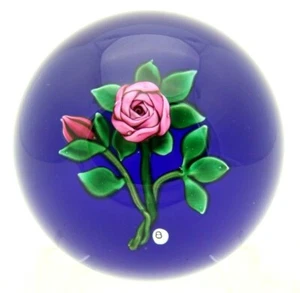 Wonderful RAY BANFORD Pink ROSE over Blue Ground and BUDS Art Glass PAPERWEIGHT - Picture 1 of 6