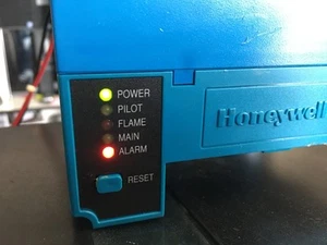 Honeywell RM7890 B 1014 / Primary Burner Control tested to power on only-Read - Picture 1 of 10
