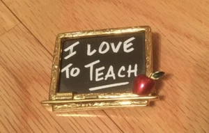 Teacher's pin, black board and an apple, new, 2 x 1.5 inches I LOVE TO TEACH - Picture 1 of 5