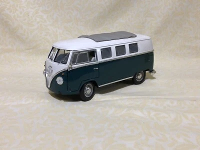 Road Signature 1/18 Scale 92328 - 1962 Volkswagen Microbus - Dark Green & White - Image 1 of 4