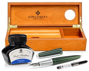 Füllhalter Diplomat Aero Evergreen mit Schreibtinte und Etui aus Kirschholz - Bild 1 von 7