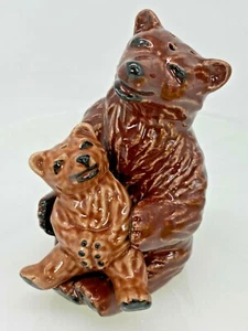 VTG Ceramic Arts Studio Mom Mama Bear Holding Cub Baby Salt & Pepper Shakers - Picture 1 of 10