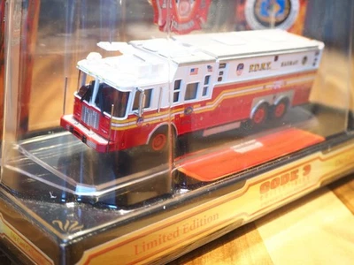 Code 3 FDNY 1:64 Limited Edt. Saulsbury Heavy Rescue HAZMAT Truck - Bild 1 von 4