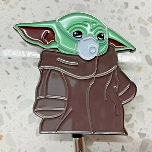 Soporte de identificación para bebé Yoda soporte de identificación retráctil todo metal inspirado en Star Wars enfermera LPN - Imagen 1 de 3