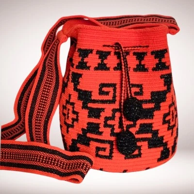 Bolso Wayuu Mochila 100% Original Diseño Único Tejido a Mano Tamaño Mediano Hilo de Seda Foto 1 de 4