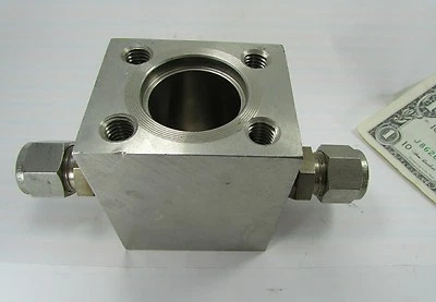 Omega Paddle Wheel Flow Sensor / Transmitter Tee Housing 1/2" OD Swagelok 316SS - Image 1 of 4