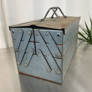 Caja de herramientas vintage grande de metal azul en voladizo bloqueable 3 niveles hecha en Inglaterra #1 - Imagen 1 de 5