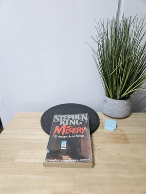 Misery - El Riesgo De La Fama  by Stephen King 1988 SPANISH Paperback  - Image 1 of 4