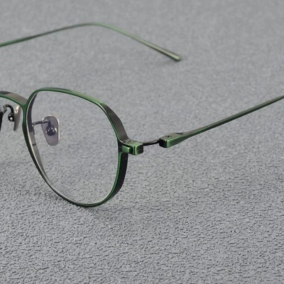 Gafas de lectura irregulares japonesas ultraligeras de titanio puro para hombres y mujeres Foto 1 de 4