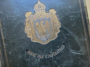 PLAT AUX ARMES DONNE par IMPERATRICE - NORVINS HISTOIRE DE NAPOLEON 1840 CARTE - Picture 1 of 15