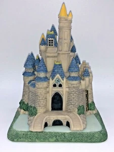 Disney Attraction Figure/Figurine Resin Hinged Box - CINDERELLA CASTLE w/Gus Jaq - Picture 1 of 8