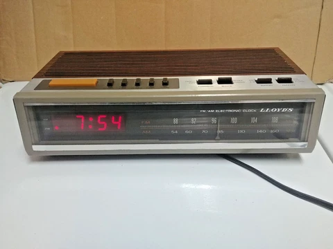 Vintage Lloyd's J266 Am FM Stereo Radio Alarm Clock Cover