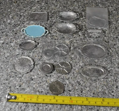 Lote de platos de metal/estaño vintage miniatura cocina panadería casa de muñecas Foto 1 de 4