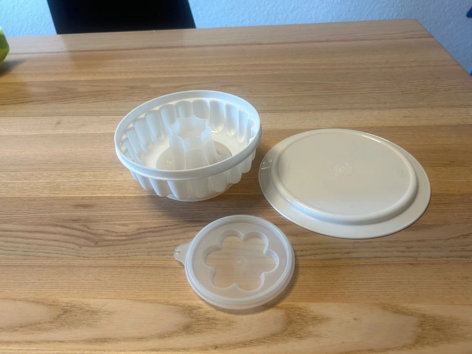 Tupperware Pudding-Form 4-Teilig Transparent-weiß Ø 19 cm - Bild 1 von 1