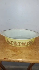 VINTAGE PYREX GOLDEN CLASSIC 2.5 Qt 045 CASSEROLE DISH - Picture 1 of 7