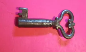DE COLECCIÓN ANTIGUO BARRIL ABIERTO ACERO EN FORMA DE CORAZÓN LLAVE ESQUELETO MUEBLES BAÚL - Imagen 1 de 1