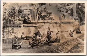 Foto de colección INDONESIA RPPC postal aldea escena de pelea de gallos / probablemente Bali - Imagen 1 de 2