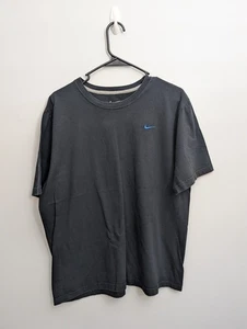 Camiseta negra con logotipo de Nike A4 para hombre talla XL azul Swoosh delantero - Imagen 1 de 3